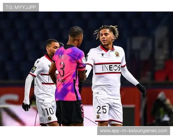 法甲中卫球员传球视野成为战术构建基础,法国队中卫