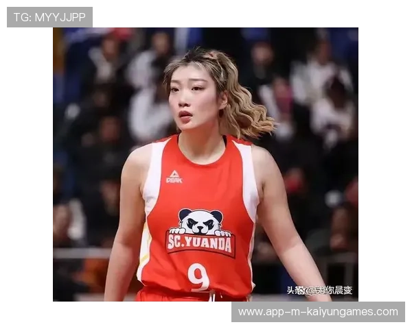 女篮中锋罚球时球卡在篮筐和篮板之间，全场石化三秒才想起要跳起来捅
